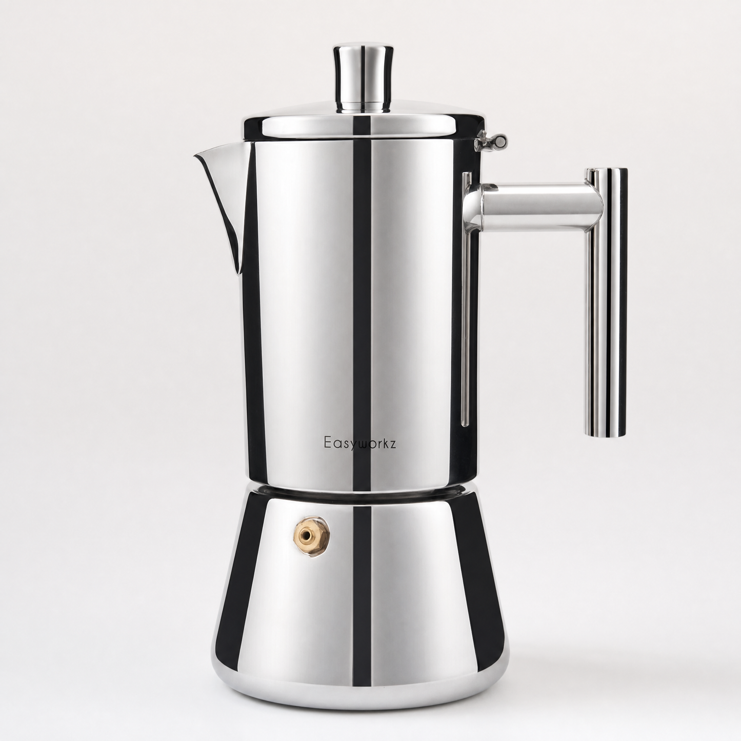 Cafetière italienne moderne en inox poli miroir à poignée tubulaire, sur fond blanc.