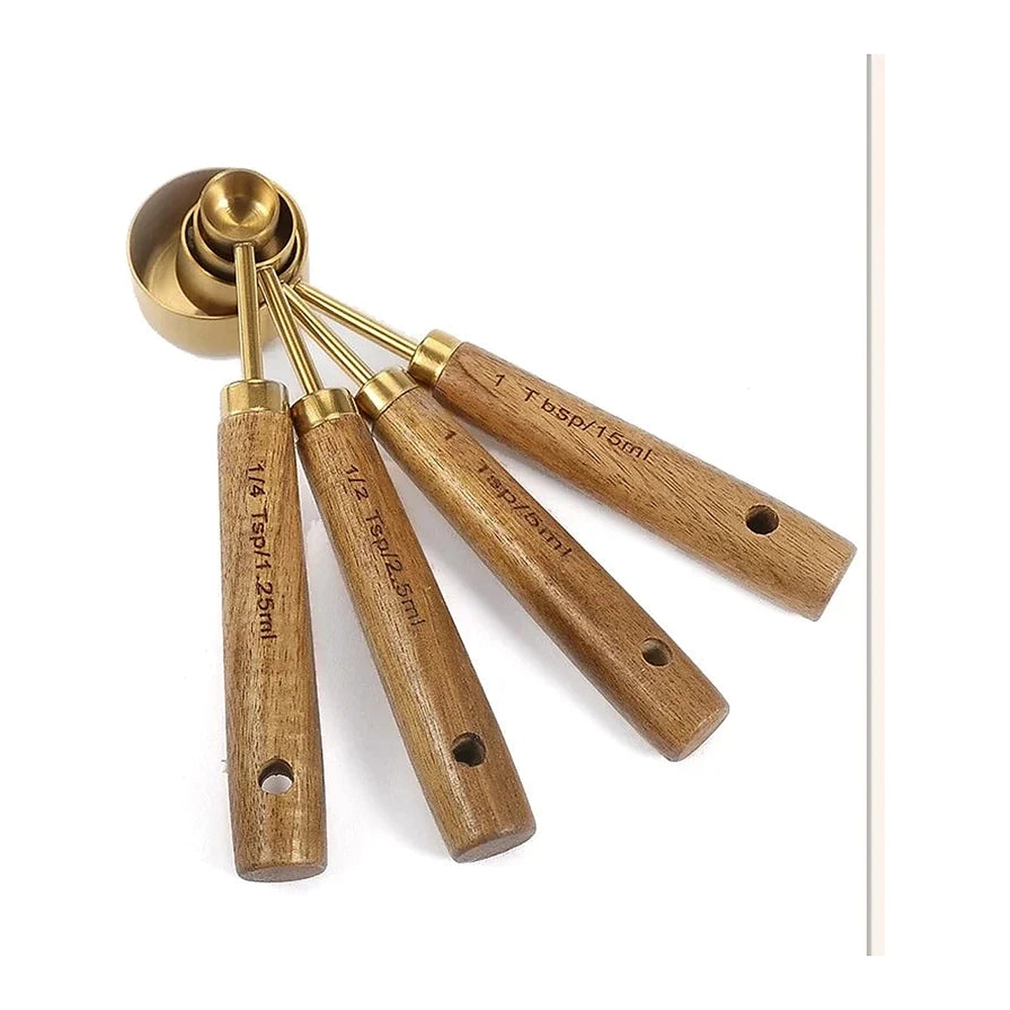 Détail des cuillères doseuses dorées à manches en bois, sur fond blanc.
