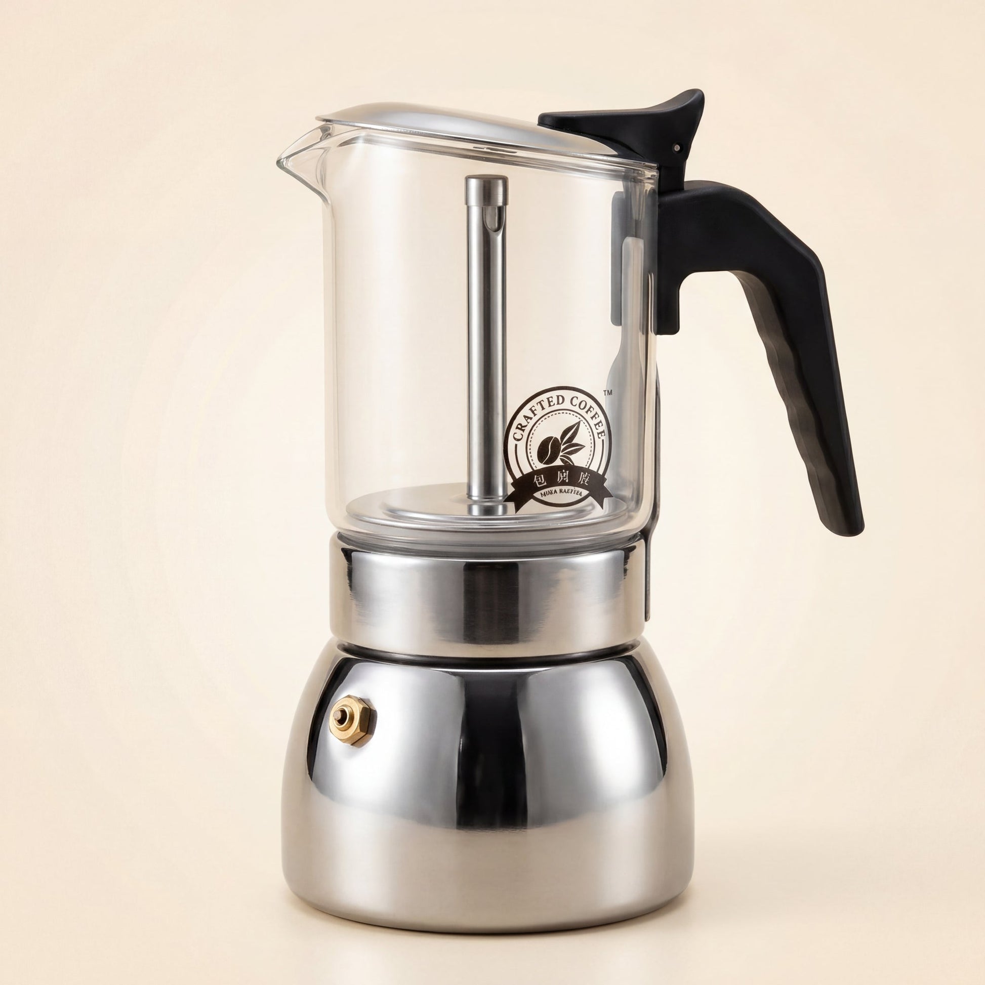 Cafetière italienne à chambre supérieure en verre borosilicate et base en inox, poignée noire, vue de trois-quarts.