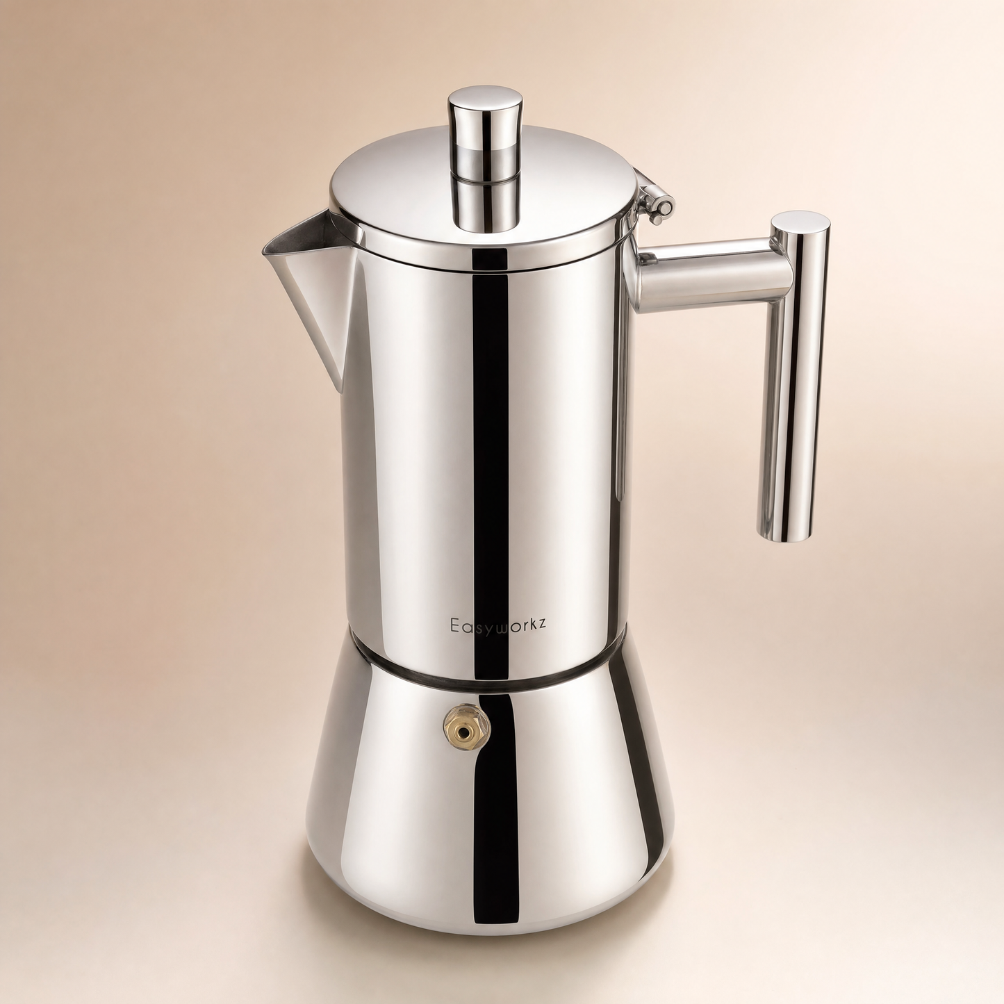 Cafetière italienne moderne en inox poli miroir, couvercle fermé, sur fond beige.