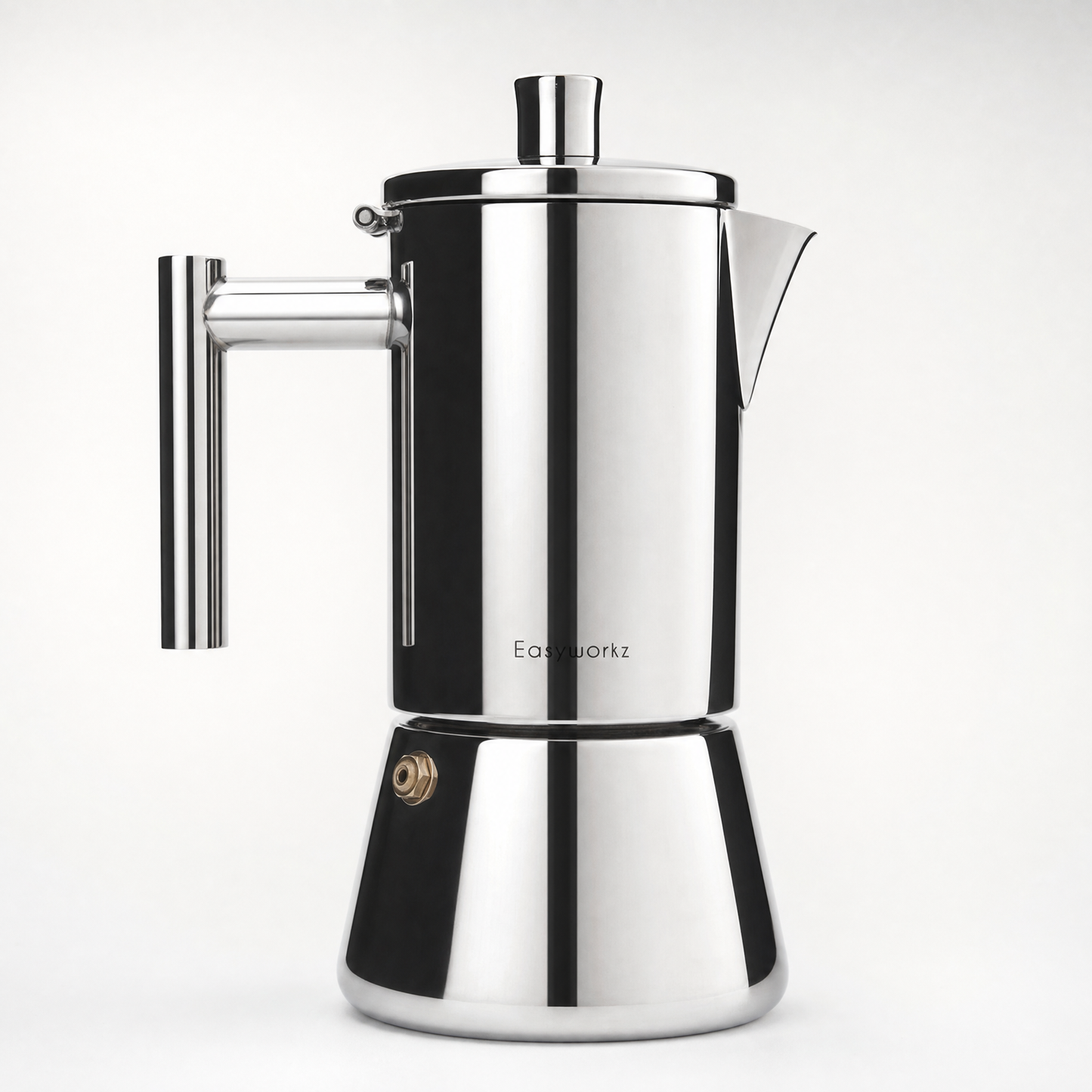 Cafetière italienne moderne en inox poli miroir, poignée tubulaire et valve en laiton, vue de trois-quarts sur fond clair.