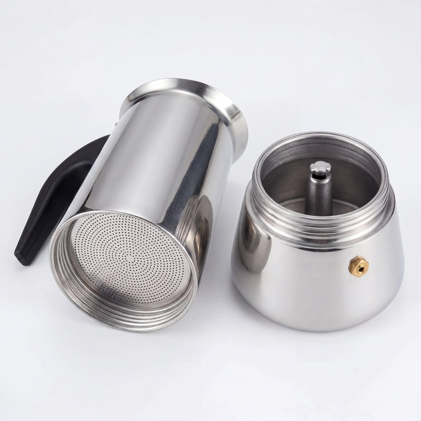 Cafetière italienne percolateur en inox démontée, montrant le filtre entonnoir et les réservoirs.