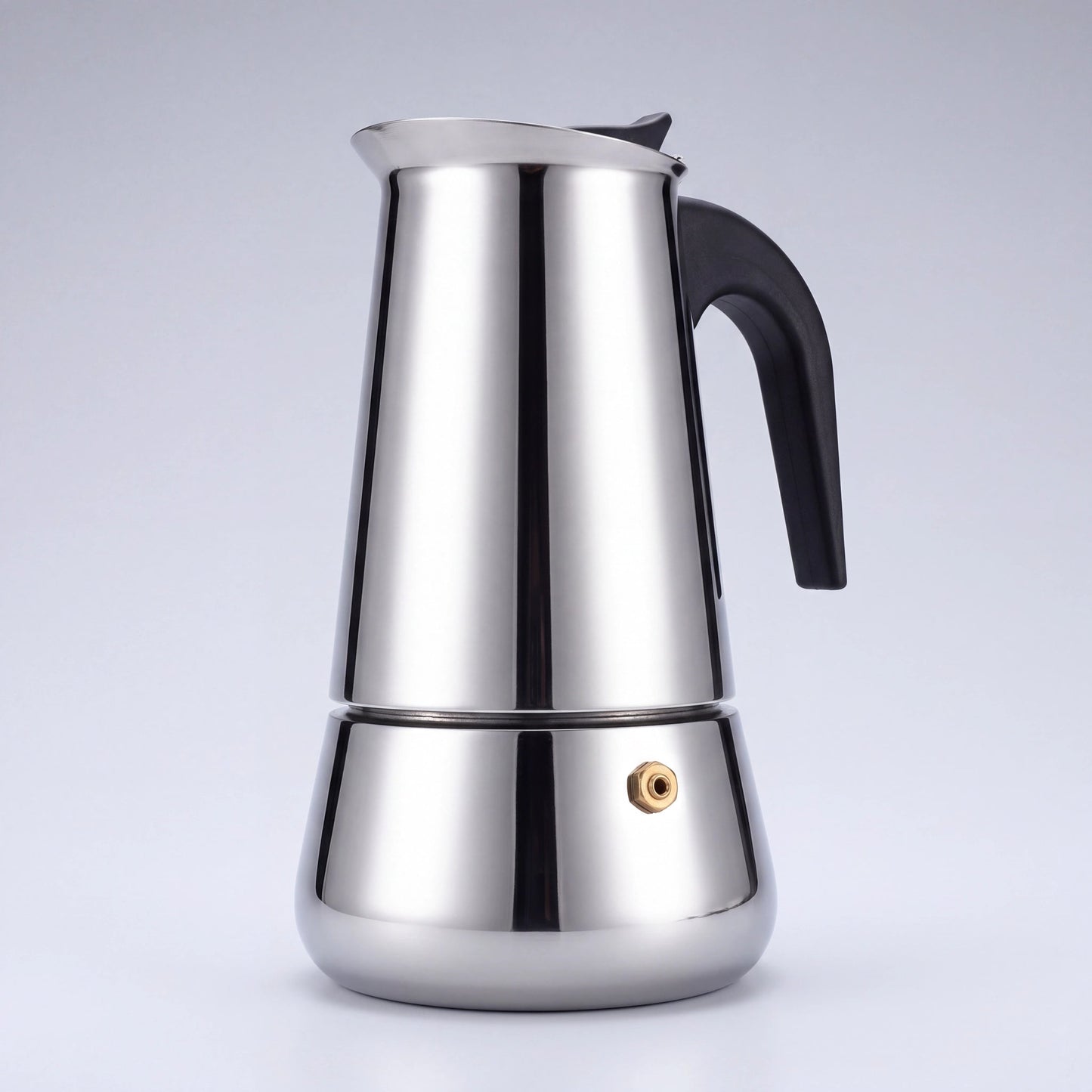 Cafetière italienne percolateur en inox à poignée noire et valve en laiton, vue de trois-quarts sur fond clair.
