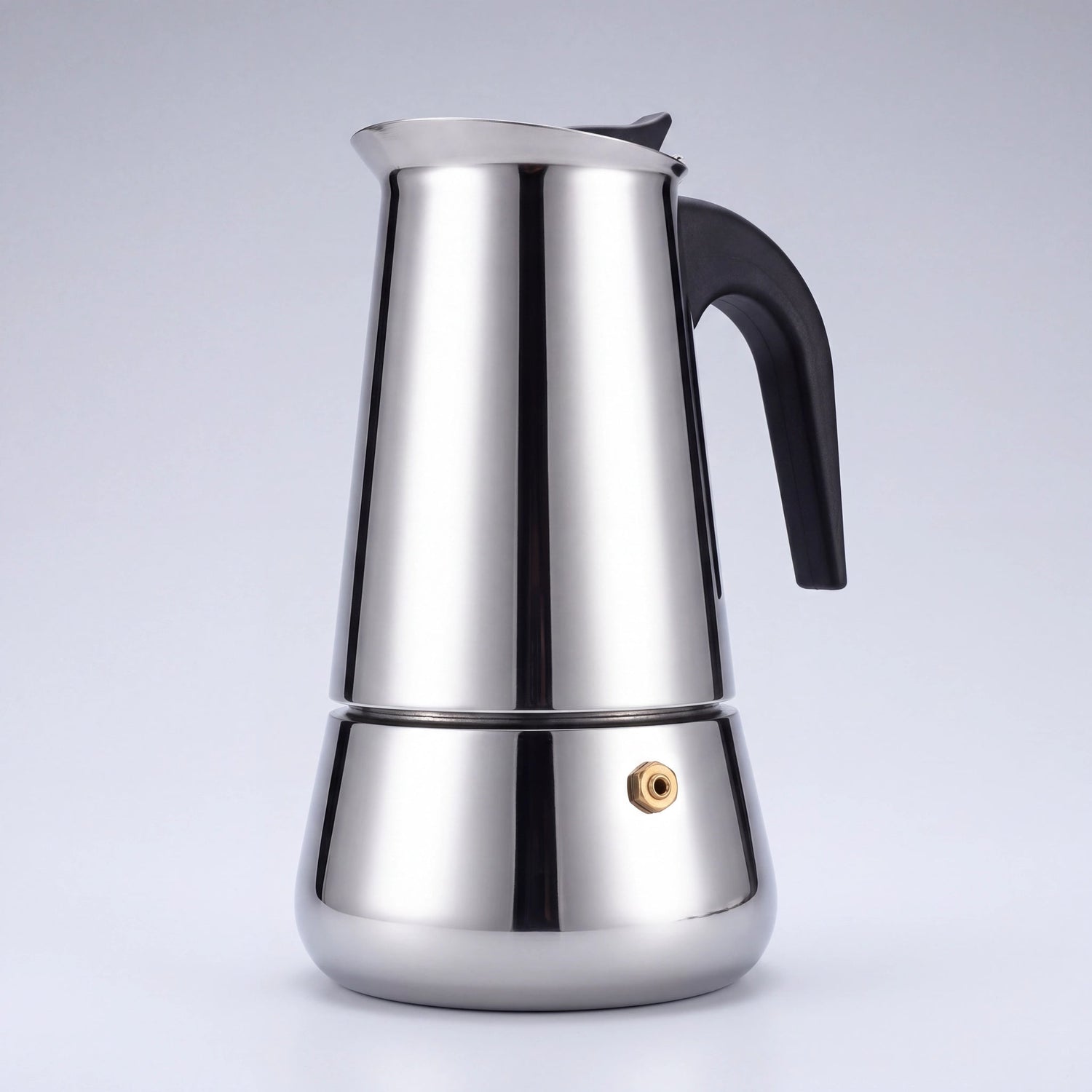 Cafetière italienne percolateur en inox à poignée noire et valve en laiton, vue de trois-quarts sur fond clair.