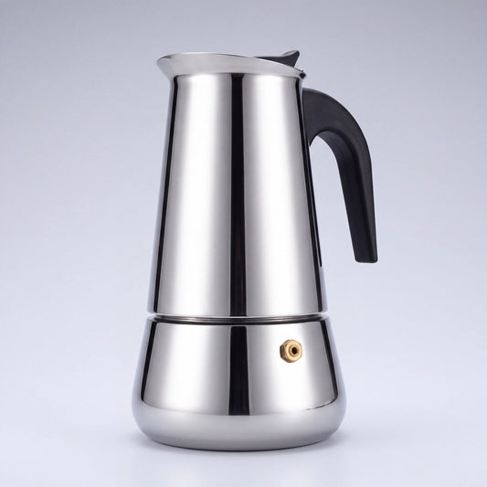 Cafetière italienne percolateur en inox à poignée noire et valve en laiton, vue de trois-quarts sur fond clair.
