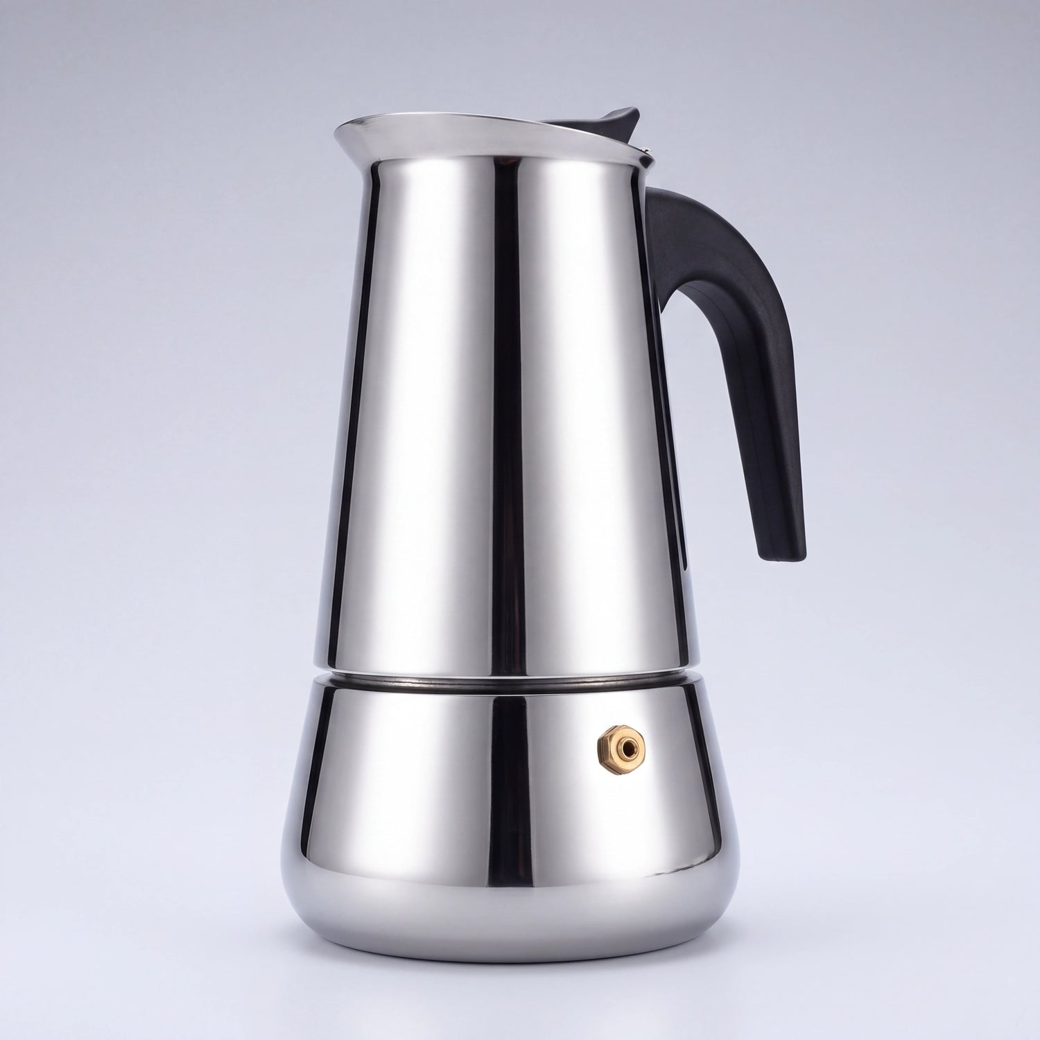 Cafetière italienne percolateur en inox à poignée noire et valve en laiton, vue de trois-quarts sur fond clair.