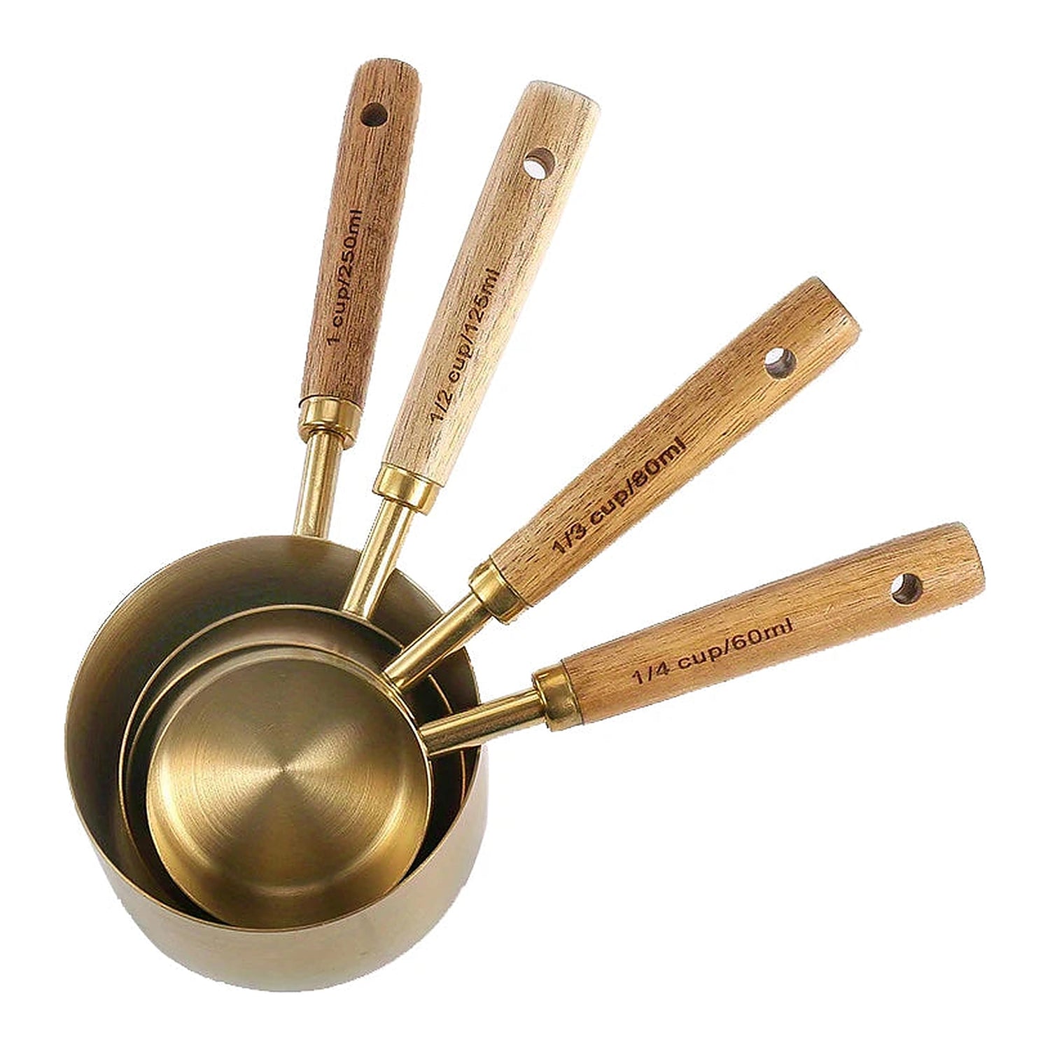 Tasses doseuses dorées empilées et cuillères à manches en bois, présentées sur fond blanc.