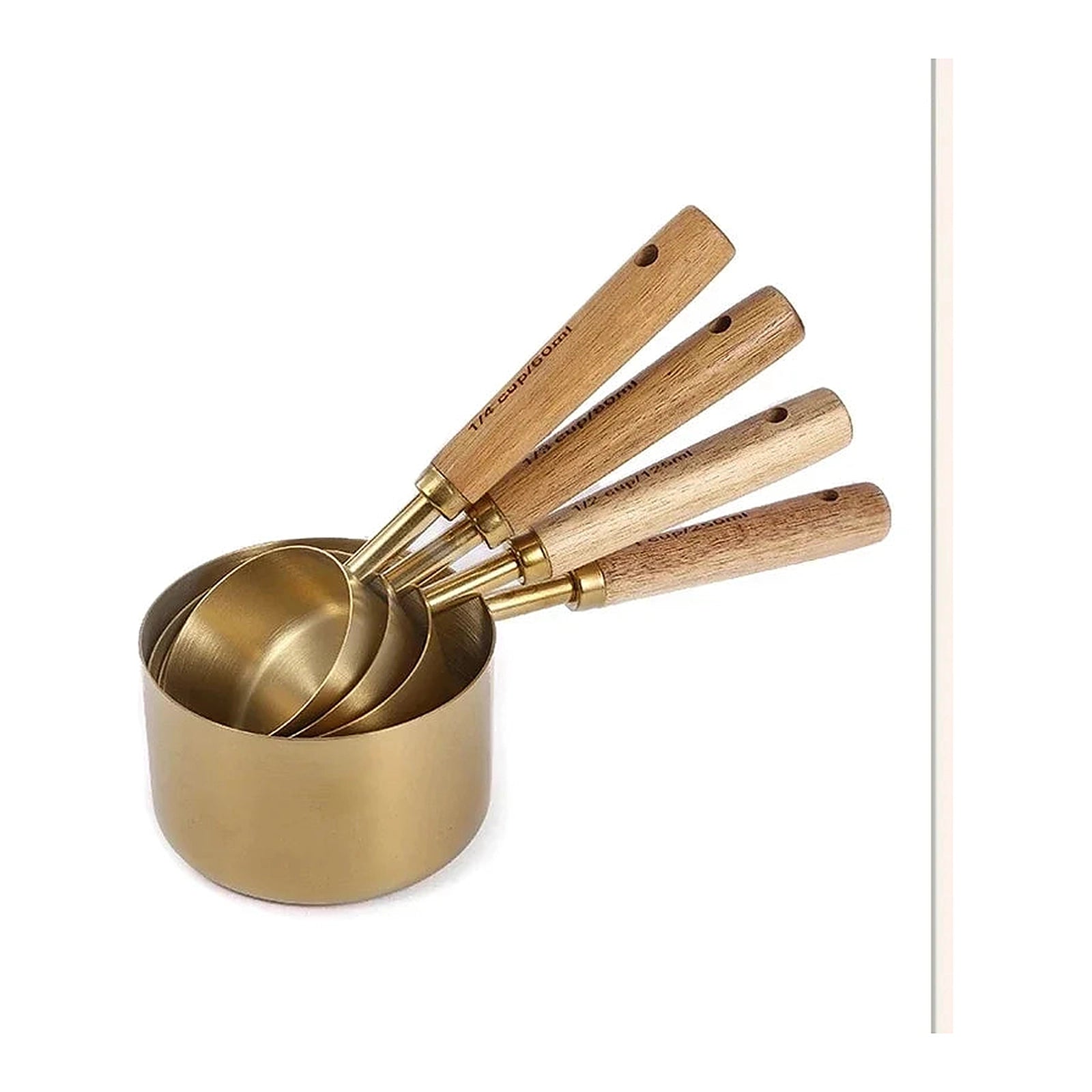 Tasses doseuses dorées empilées par taille avec manches en bois, sur fond blanc.