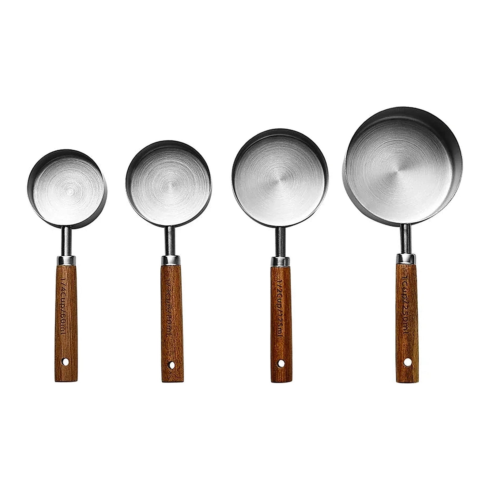 Tasses doseuses en inox à manches en bois, alignées par taille sur fond blanc.