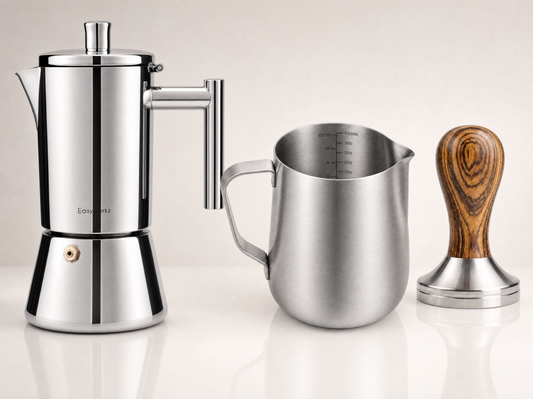 Kit Avancé : cafetière italienne en inox, pichet à lait en inox gradué et tamper à espresso en bois et inox, présentés ensemble sur fond clair.