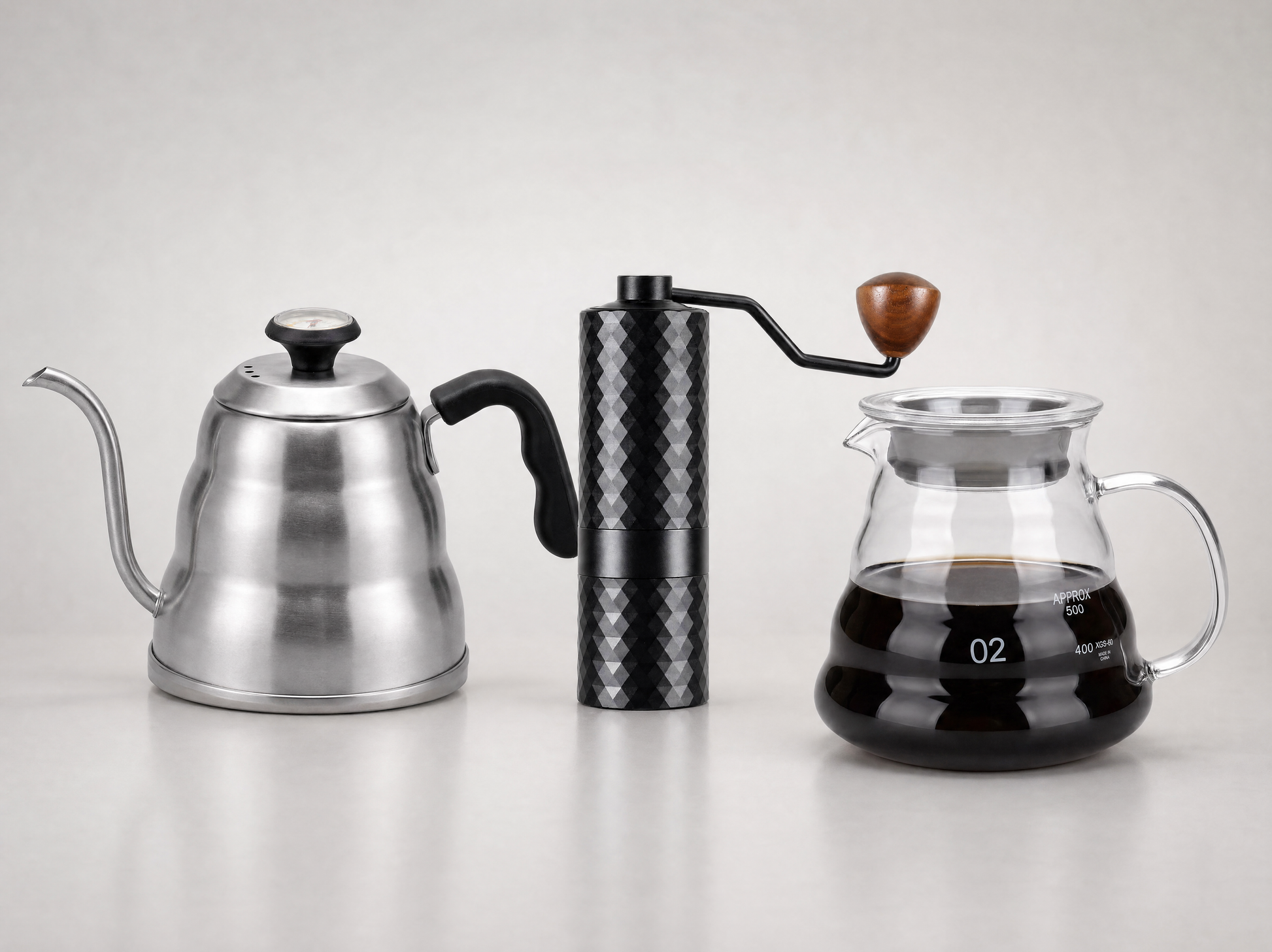 Kit Complet : bouilloire col de cygne en inox, moulin à café manuel et carafe en verre borosilicate, présentés ensemble sur fond clair.