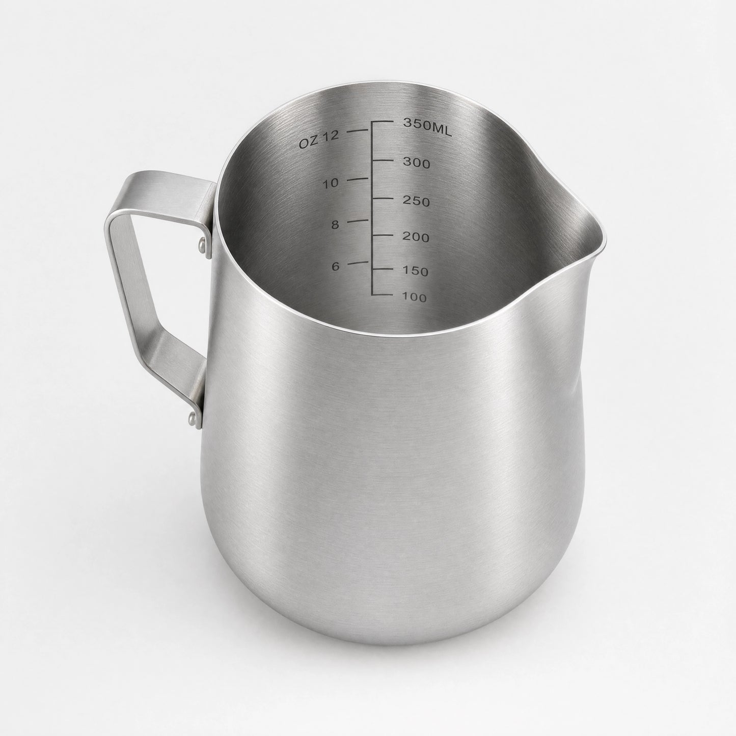 Pichet à lait en inox brossé vu de trois-quarts arrière, anse visible.