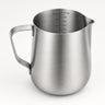 Pichet à lait barista en inox brossé avec graduation intérieure en millilitres et onces, bec verseur effilé, vue de trois-quarts.
