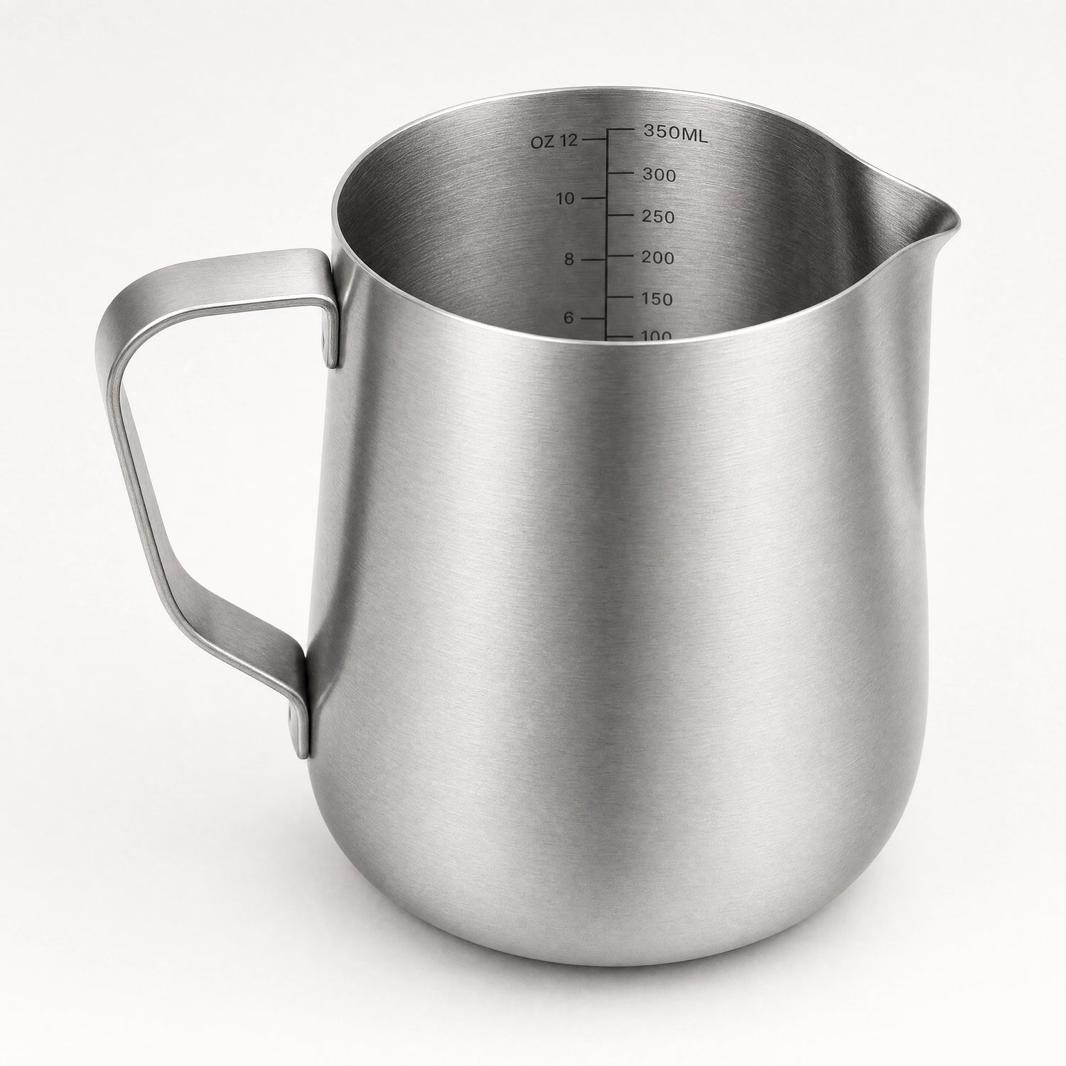 Pichet à lait barista en inox brossé avec graduation intérieure en millilitres et onces, bec verseur effilé, vue de trois-quarts.