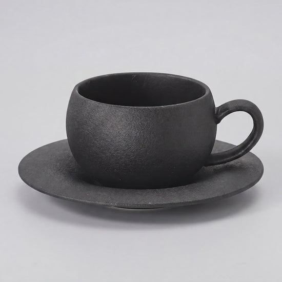 Vidéo de présentation de la tasse à café en céramique noire texturée avec soucoupe.