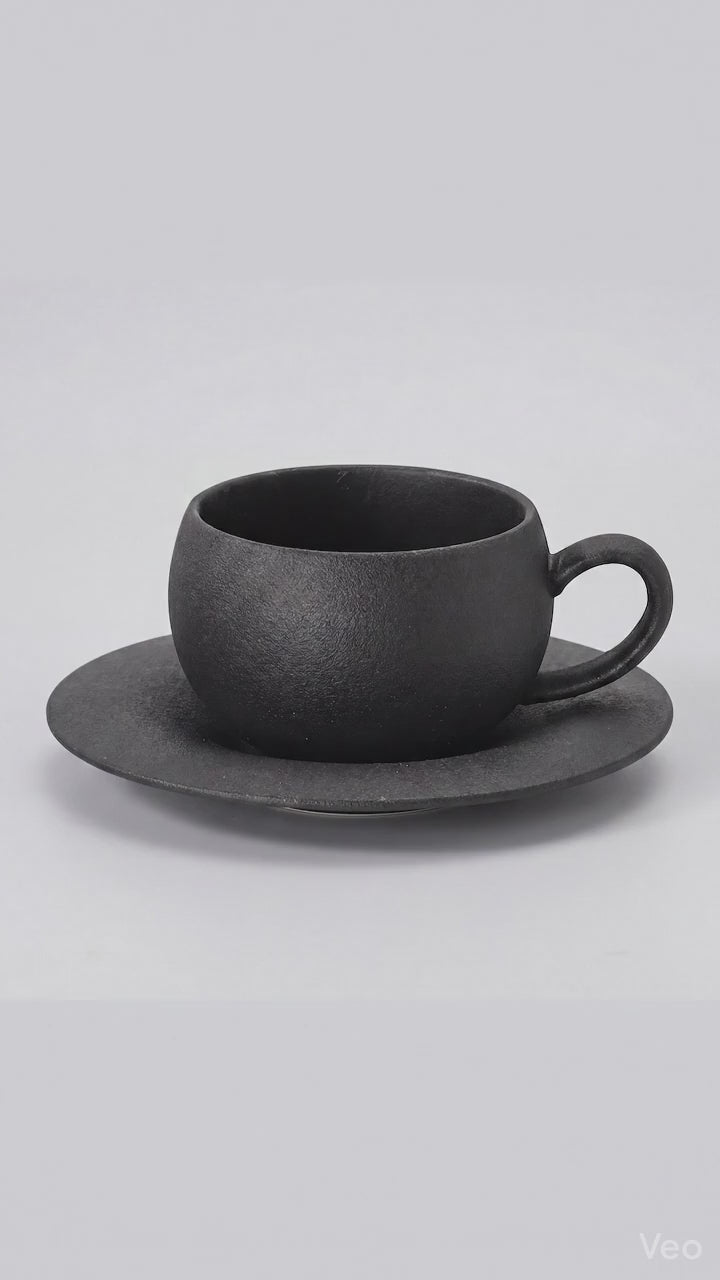 Vidéo de présentation de la tasse à café en céramique noire texturée avec soucoupe.