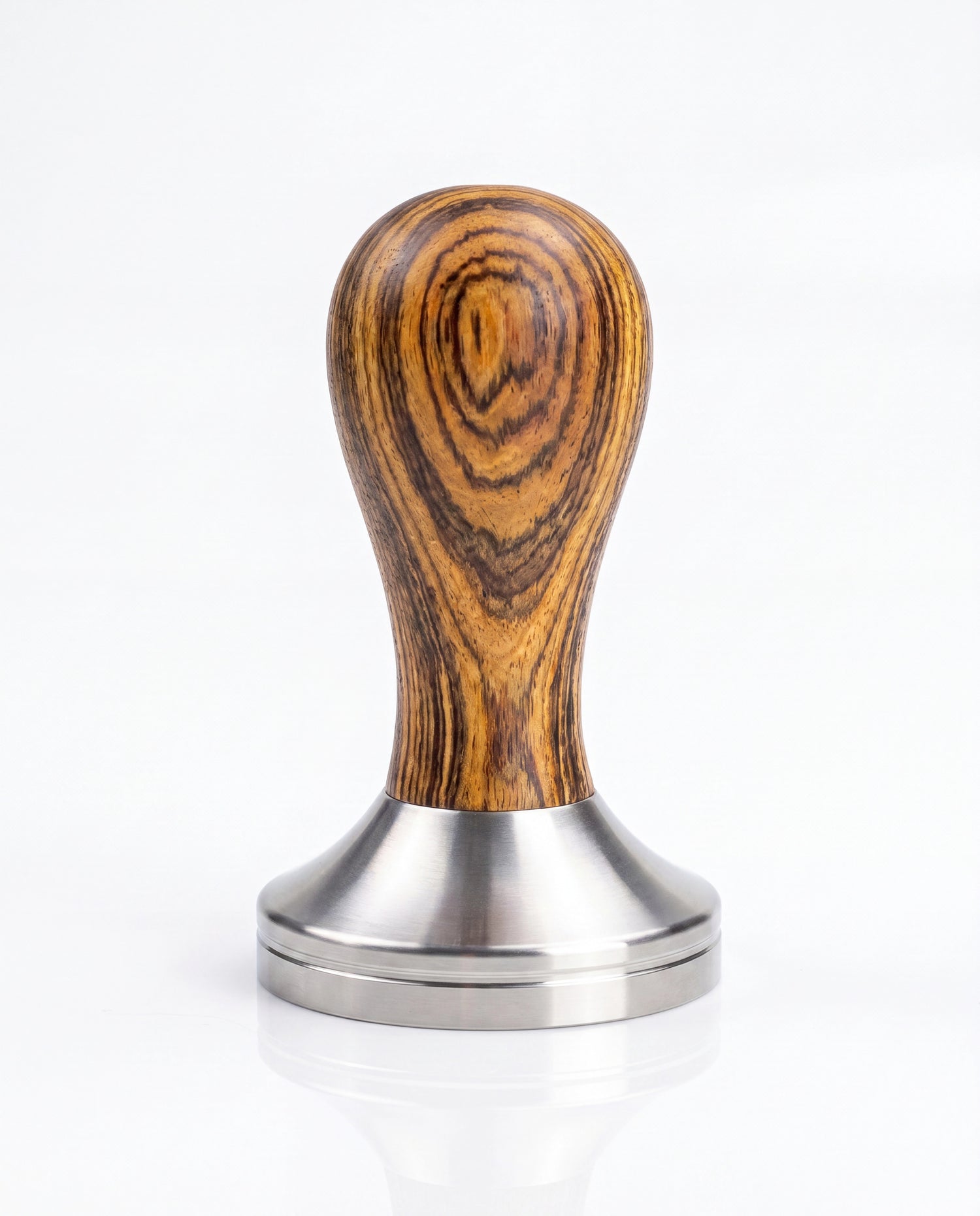 Tamper à espresso à manche en bois et base ronde en inox, vue de présentation sur fond clair.