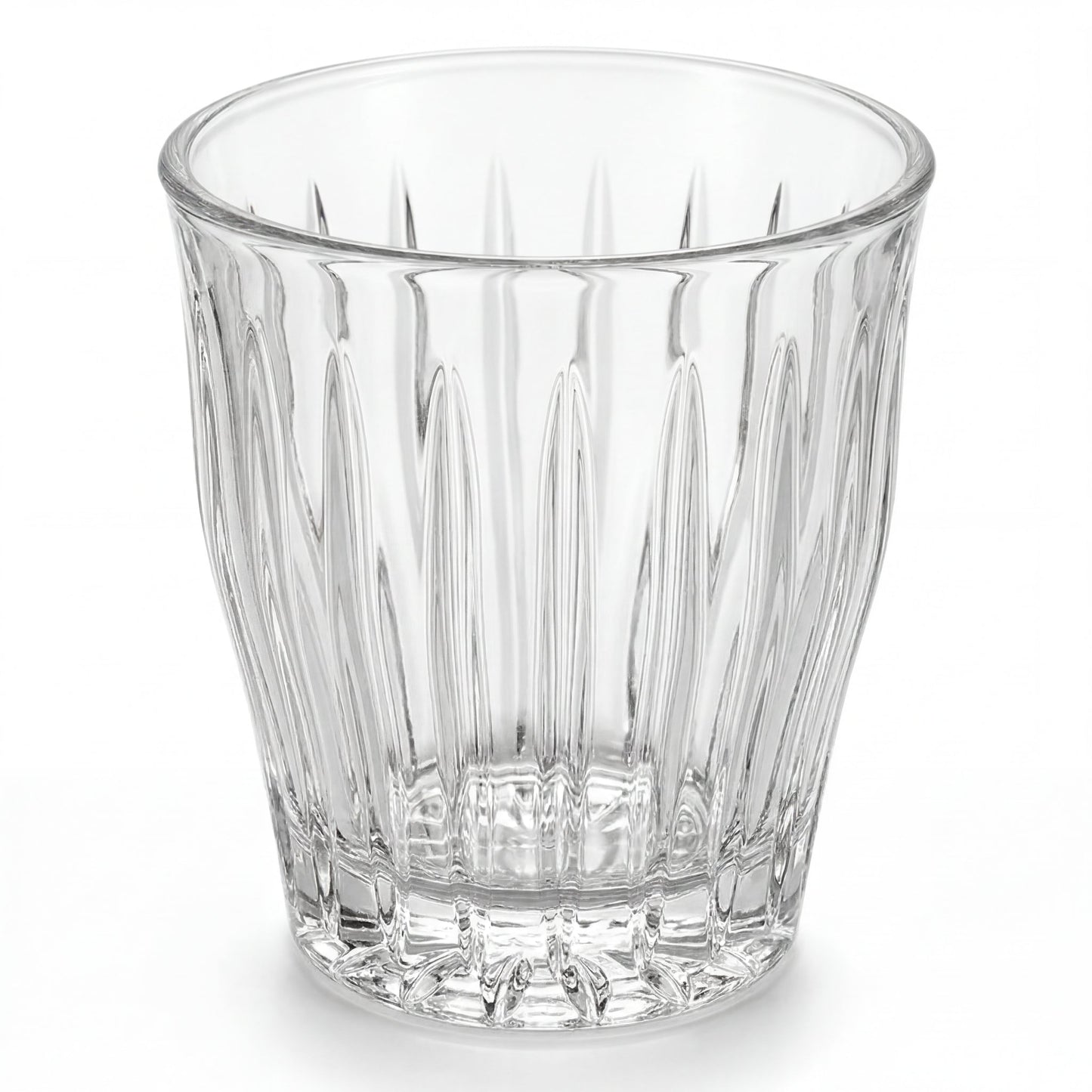 Verre à espresso facetté transparent, vue de face sur fond blanc.