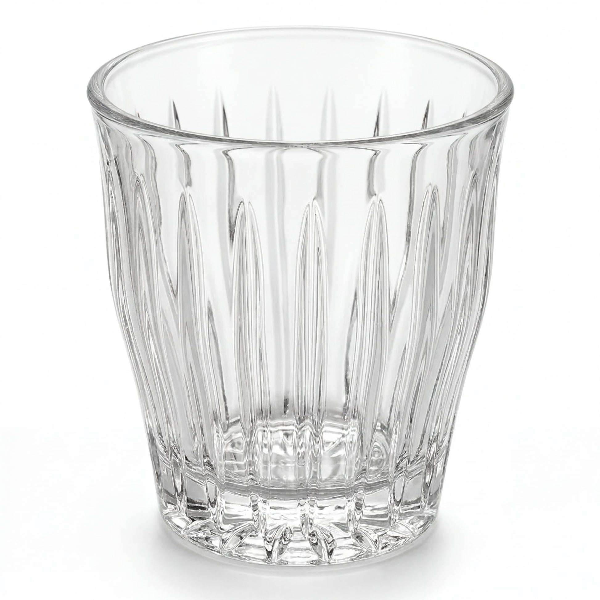 Verre à espresso facetté transparent, vue de face sur fond blanc.