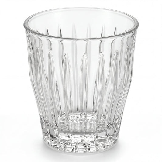 Verre à espresso facetté transparent, vue de face sur fond blanc.